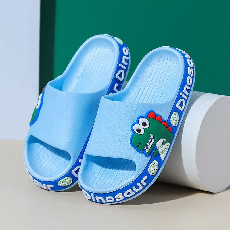 Chinelo Infantil Anti-Derrapante Crocks Dino + Brinde - Site Oficial De Vendas Chinelo Infantil Anti-Derrapante Crocks Dino 001 Pandariaimports Azul 22-23 / 2 á 3 anos / 15cm 